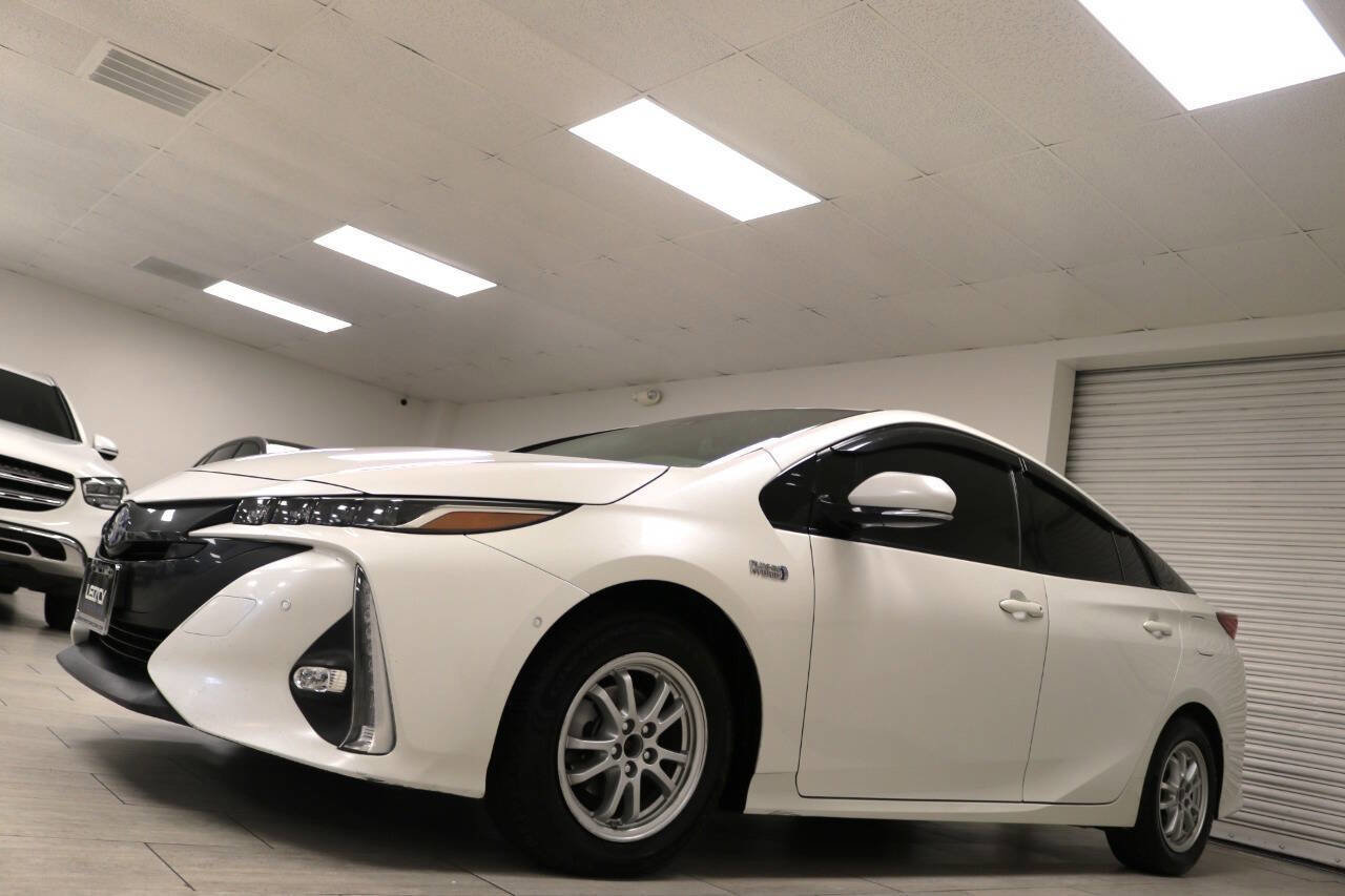 Used 2017 Toyota Prius Prime Advanced image 9