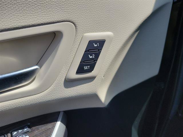 Used 2023 Toyota Sienna Limited FWD image 33