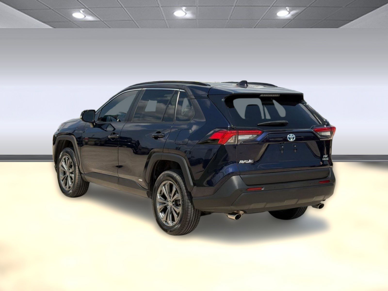 Used 2022 Toyota RAV4 XLE Premium AWD/4WD image 3