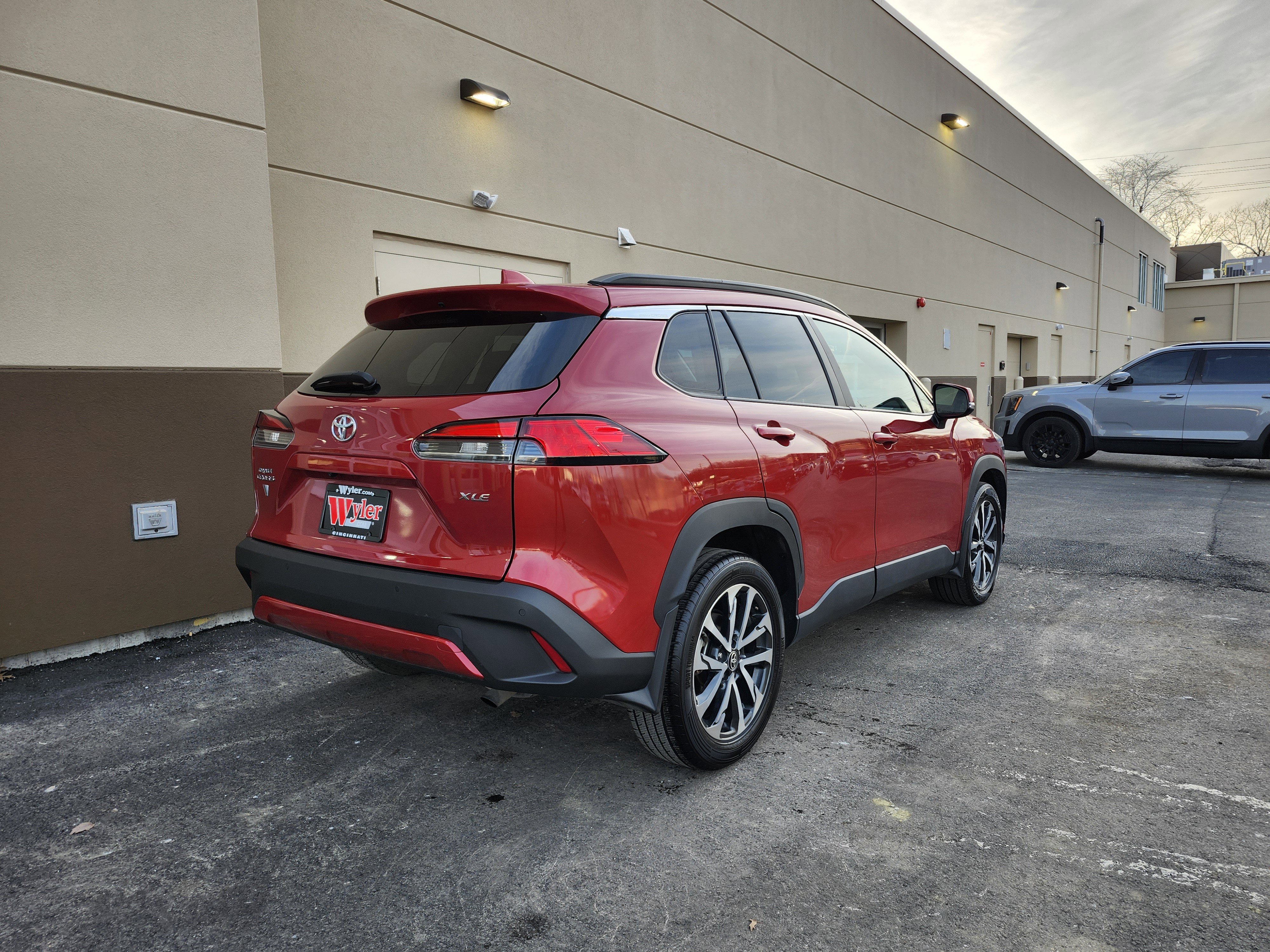 Used 2023 Toyota Corolla Cross XLE image 3