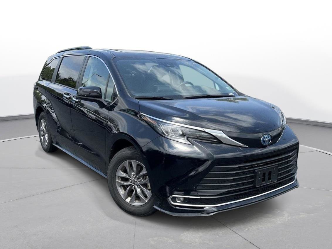 Certified 2024 Toyota Sienna XLE FWD image 4