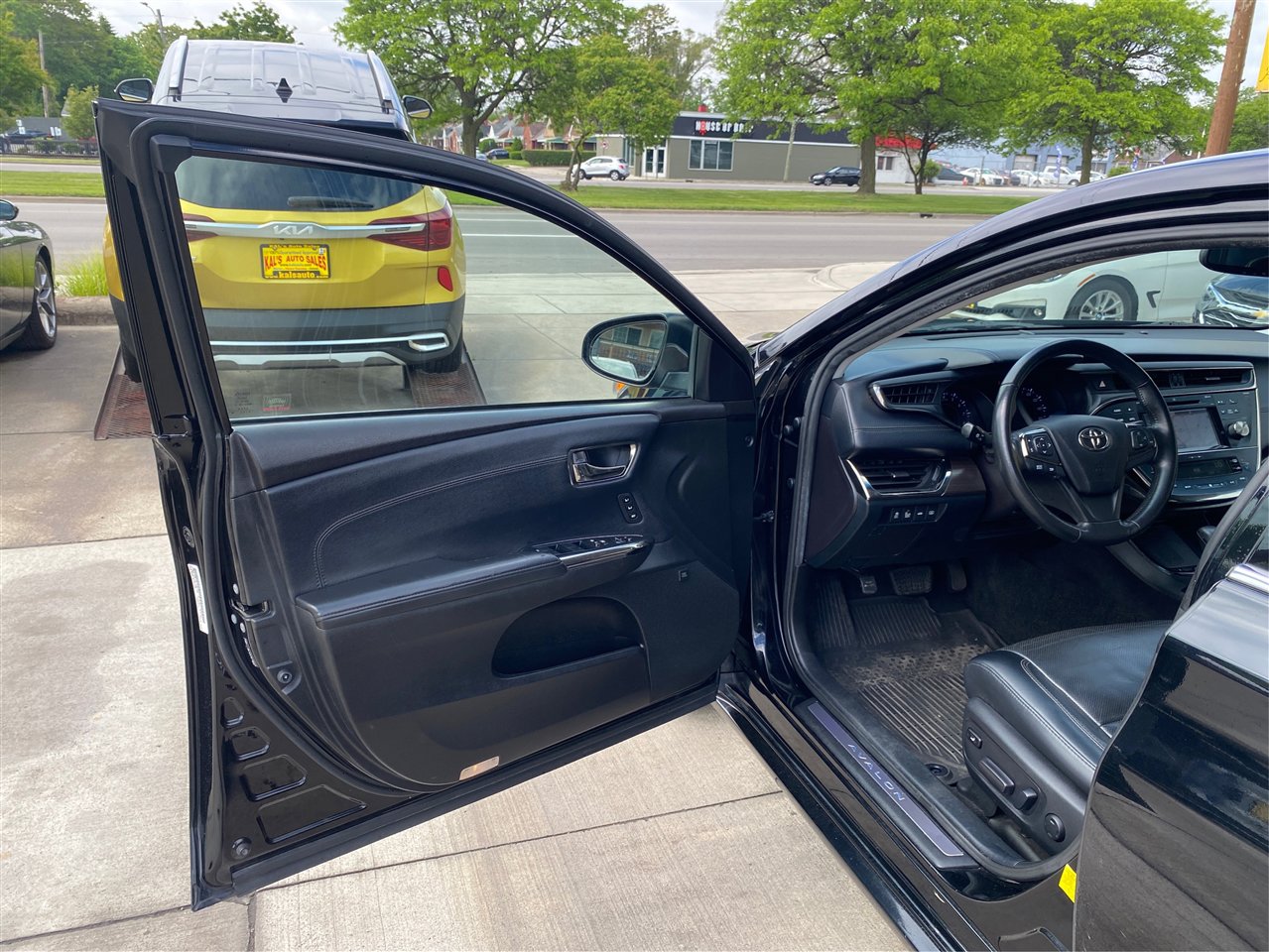 Used 2016 Toyota Avalon Limited image 30