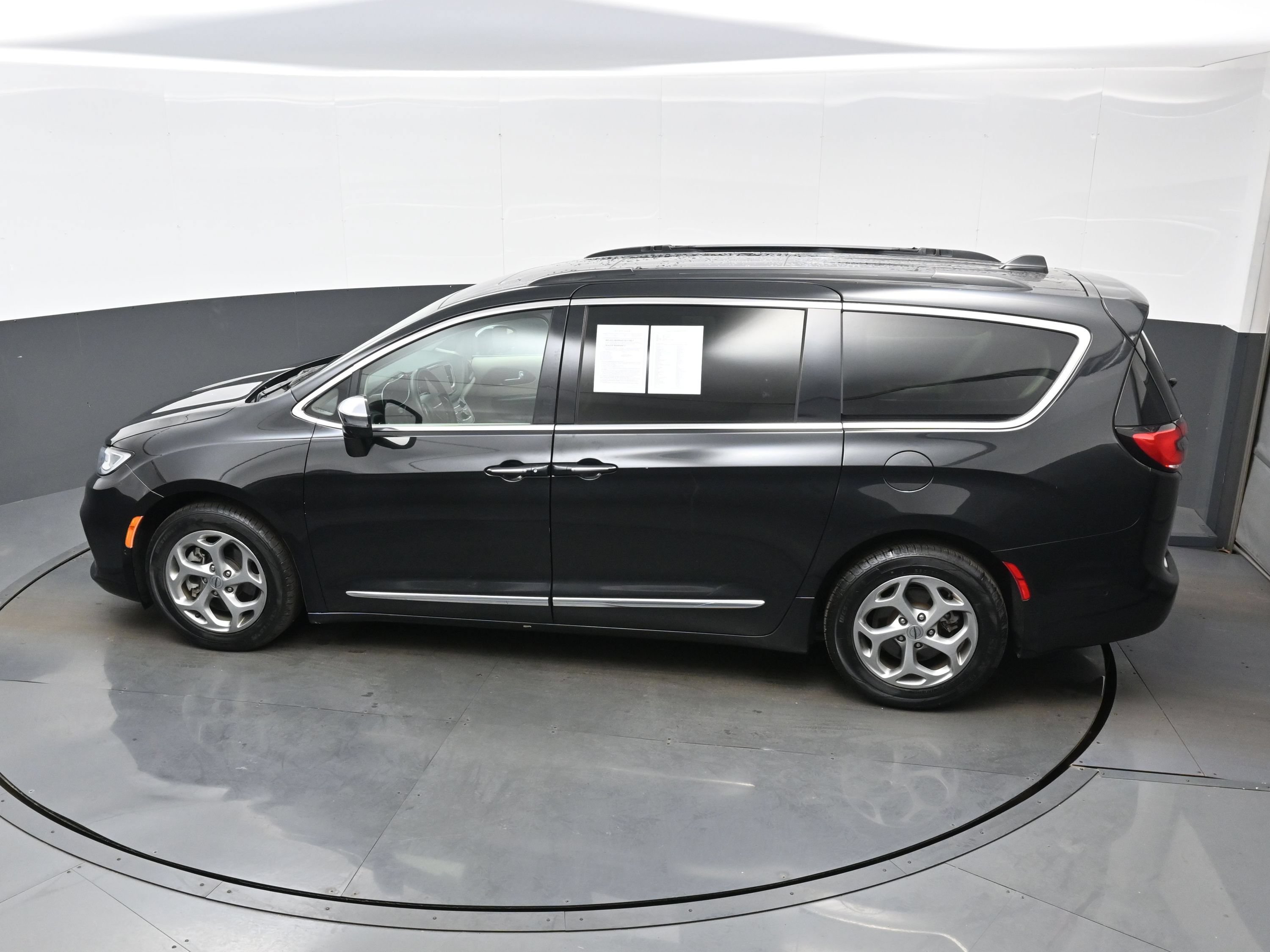 Used 2022 Chrysler Pacifica Limited FWD image 37