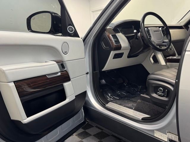 Used 2017 Land Rover Range Rover HSE image 11