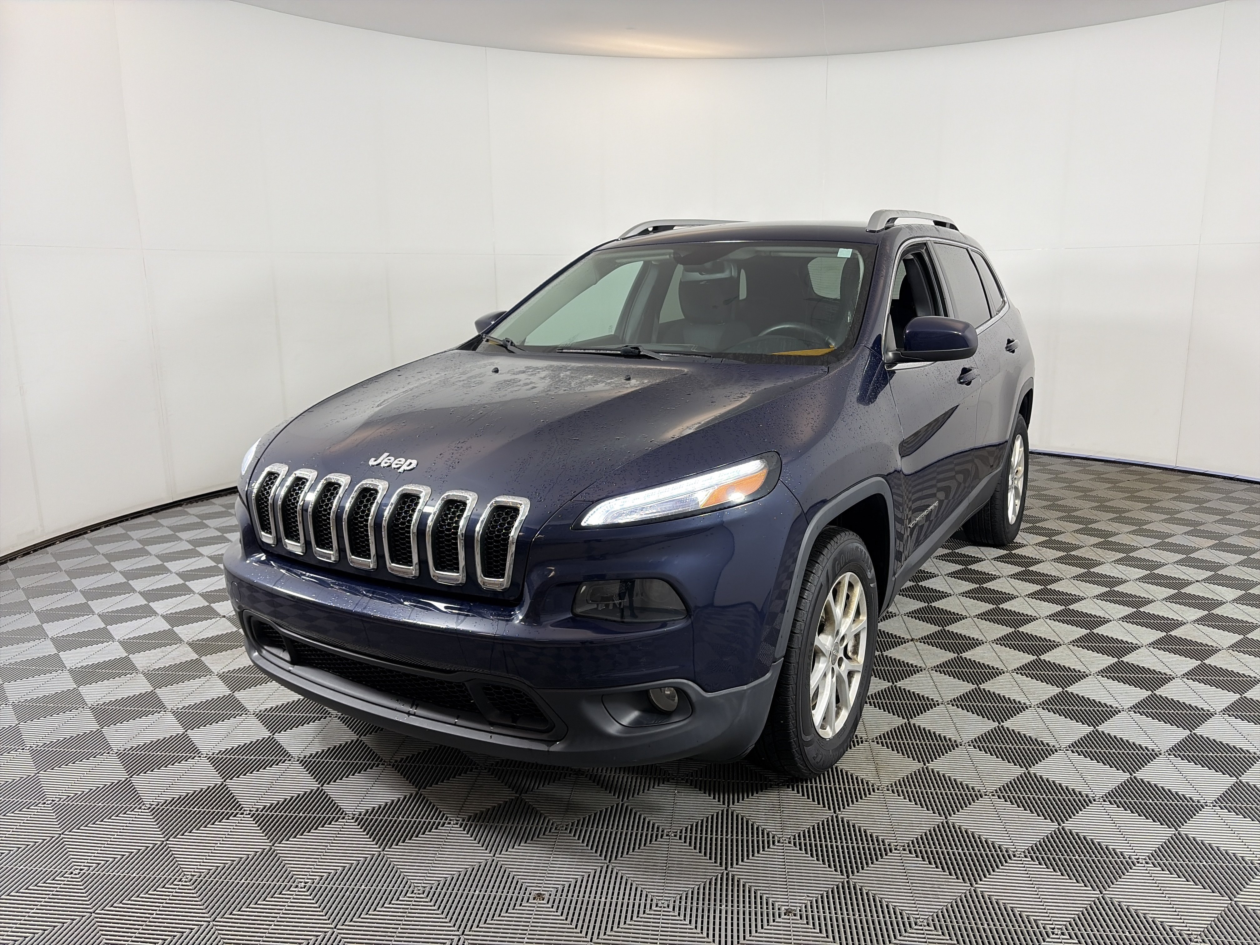 Used 2015 Jeep Cherokee Latitude w/ Cold Weather Group AWD/4WD image 2