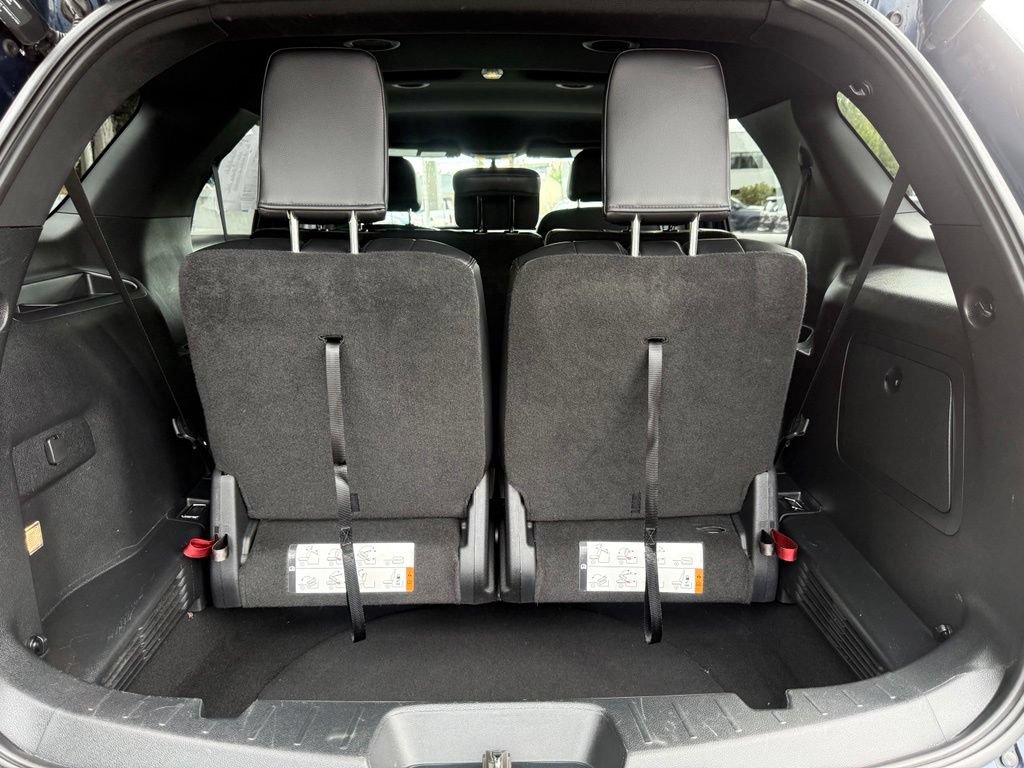 Used 2017 Ford Explorer XLT w/ Equipment Group 202A AWD/4WD image 9