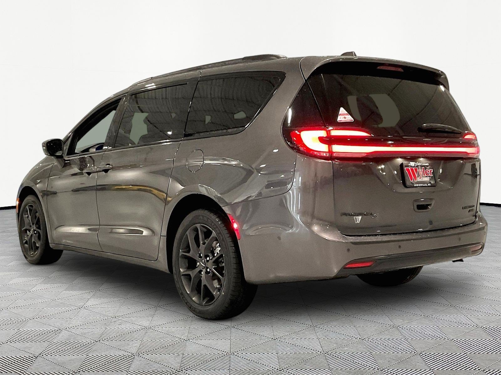 Used 2022 Chrysler Pacifica Limited w/ Uconnect Theater Family Group AWD/4WD image 4