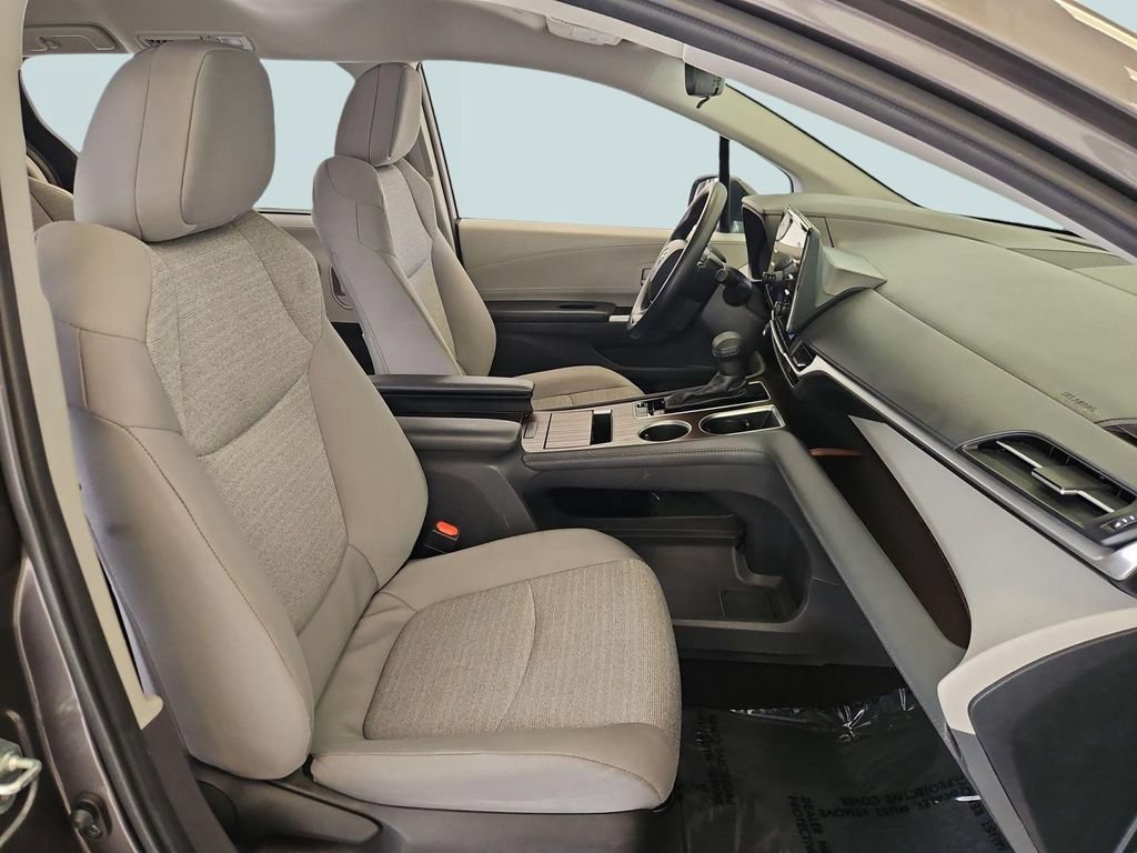 Used 2024 Toyota Sienna LE FWD image 28