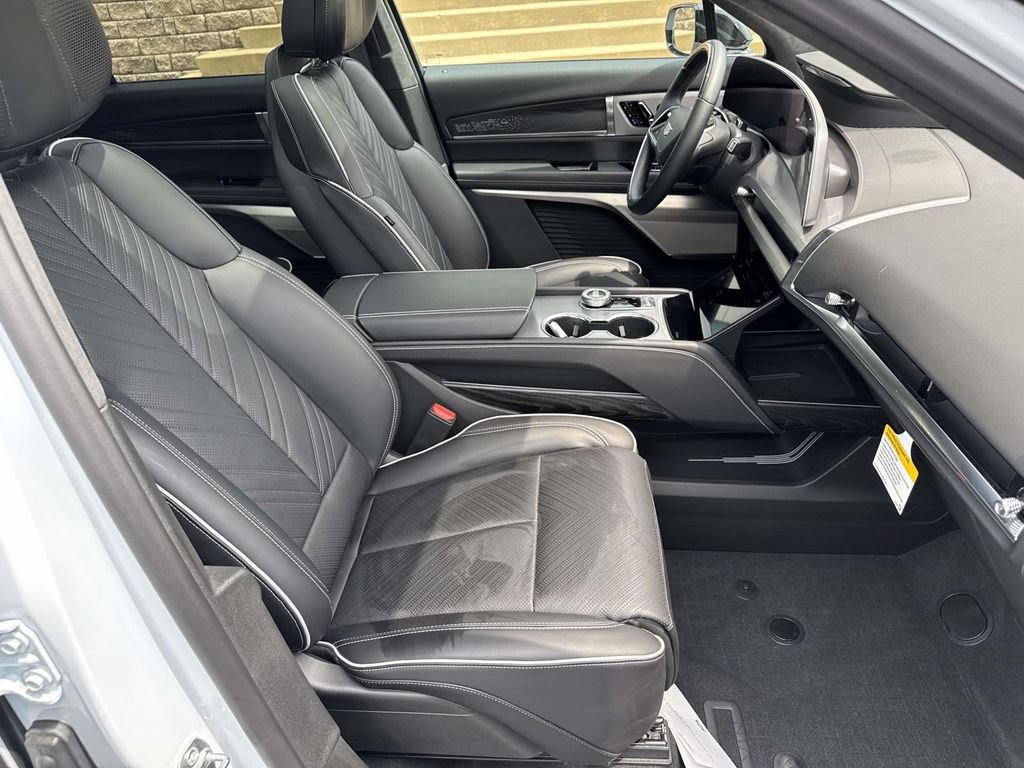 Used 2026 Cadillac Vistiq Platinum w/ LPO, Floor Liner Package AWD/4WD image 7