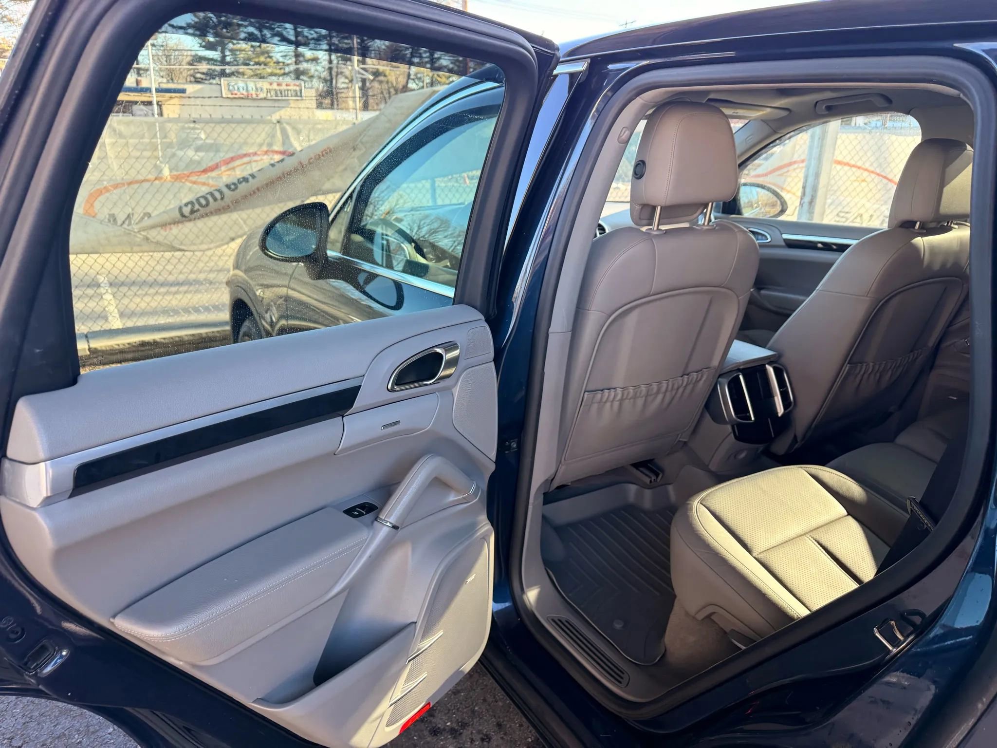 Used 2014 Porsche Cayenne Platinum Edition AWD/4WD image 17