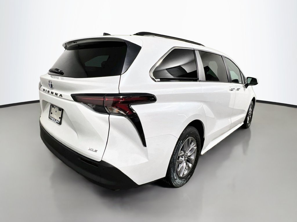 Used 2025 Toyota Sienna XLE FWD image 3