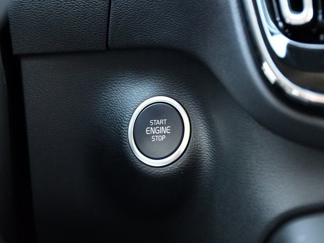 Certified 2025 Volvo XC40 B5 Plus AWD/4WD image 13
