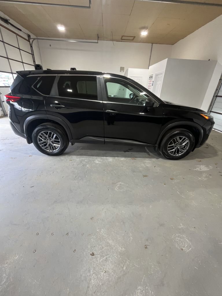 Used 2021 Nissan Rogue S image 2