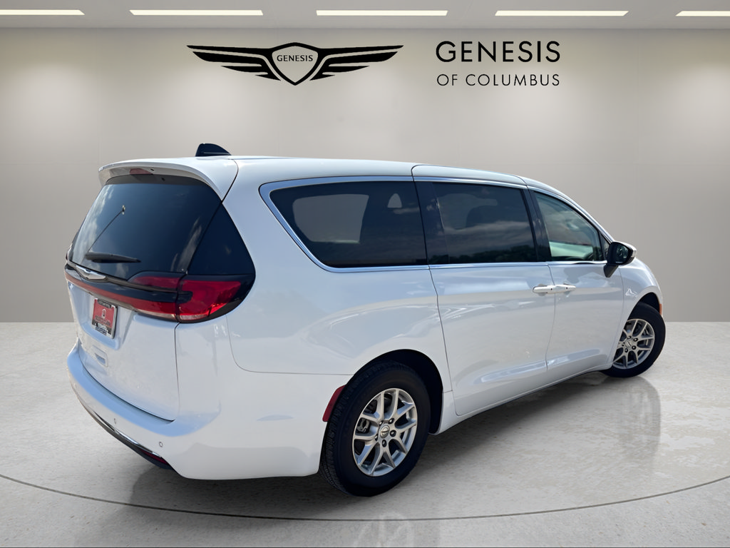 Used 2023 Chrysler Pacifica Touring-L FWD image 4