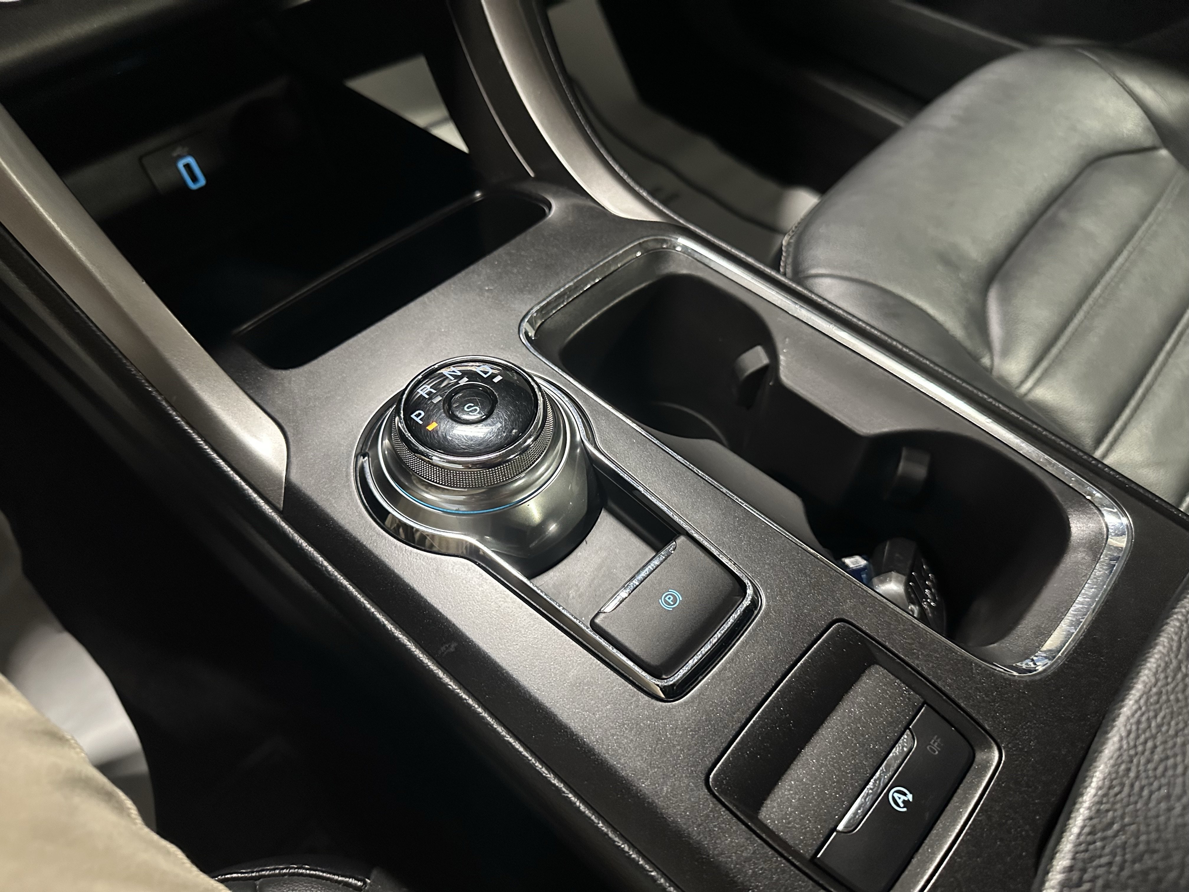 Used 2017 Ford Fusion SE w/ Fusion SE Technology Package FWD image 9