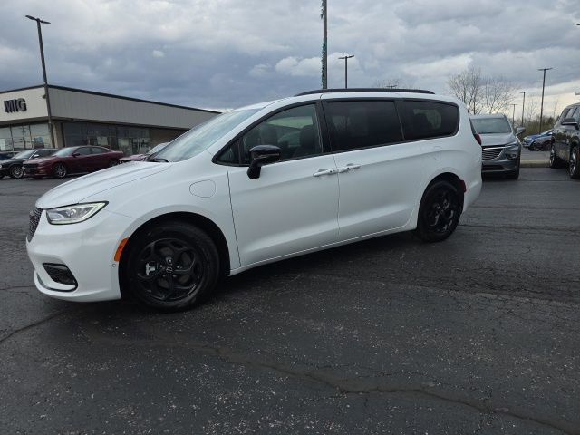 Used 2026 Chrysler Pacifica Premium image 3