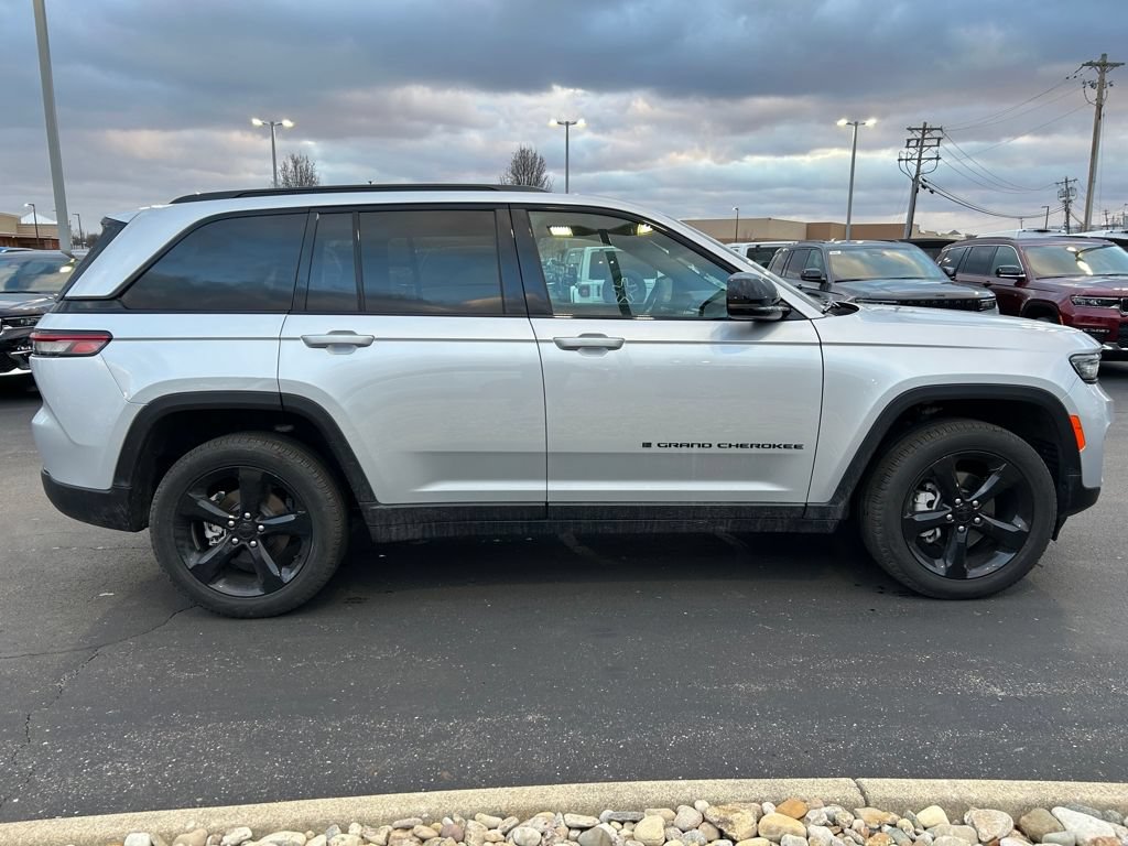 New 2025 Jeep Grand Cherokee Limited w/ Black Appearance Package AWD/4WD image 8