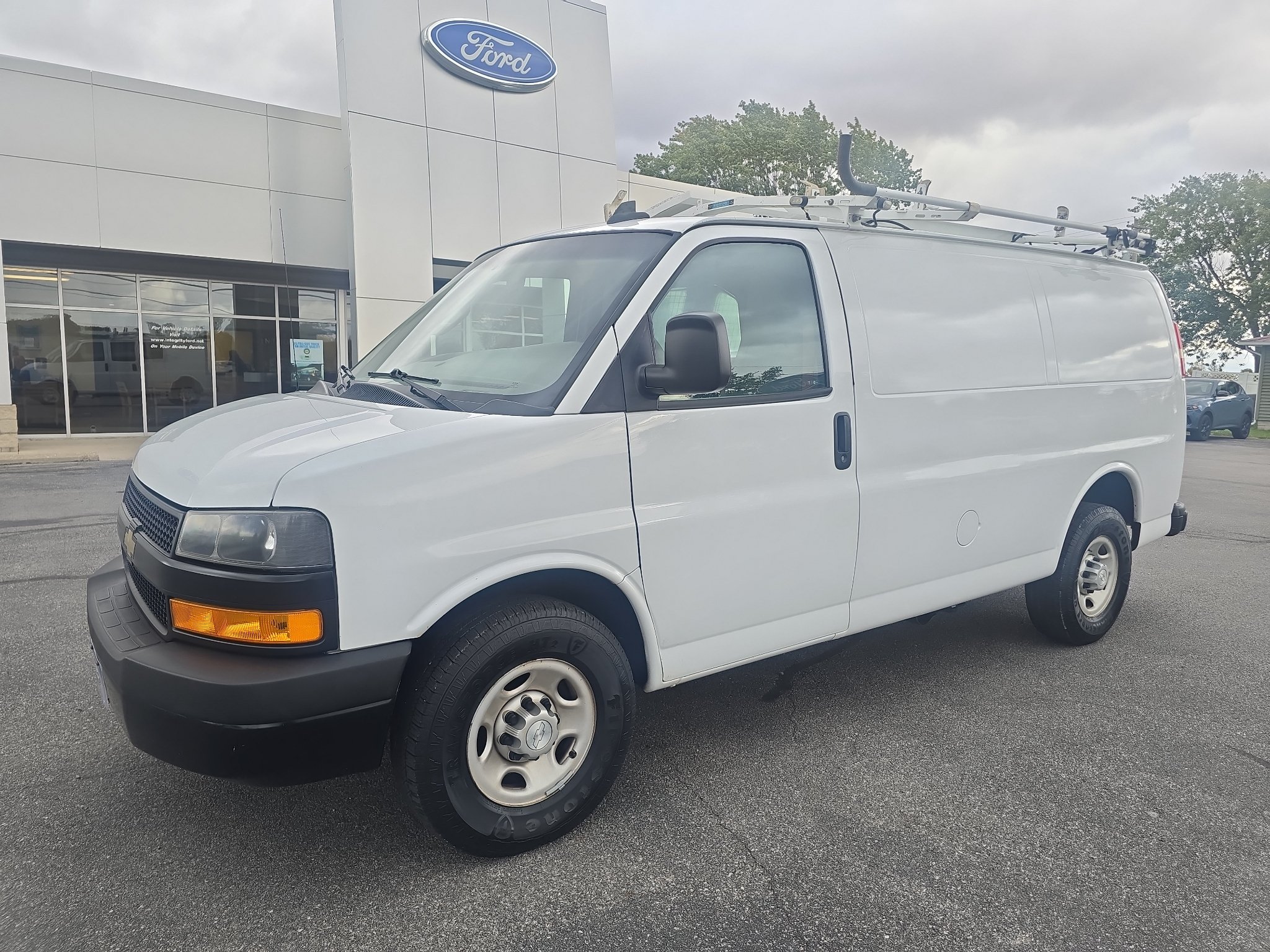 Used 2018 Chevrolet Express 2500 w/ Driver Convenience Package RWD image 2