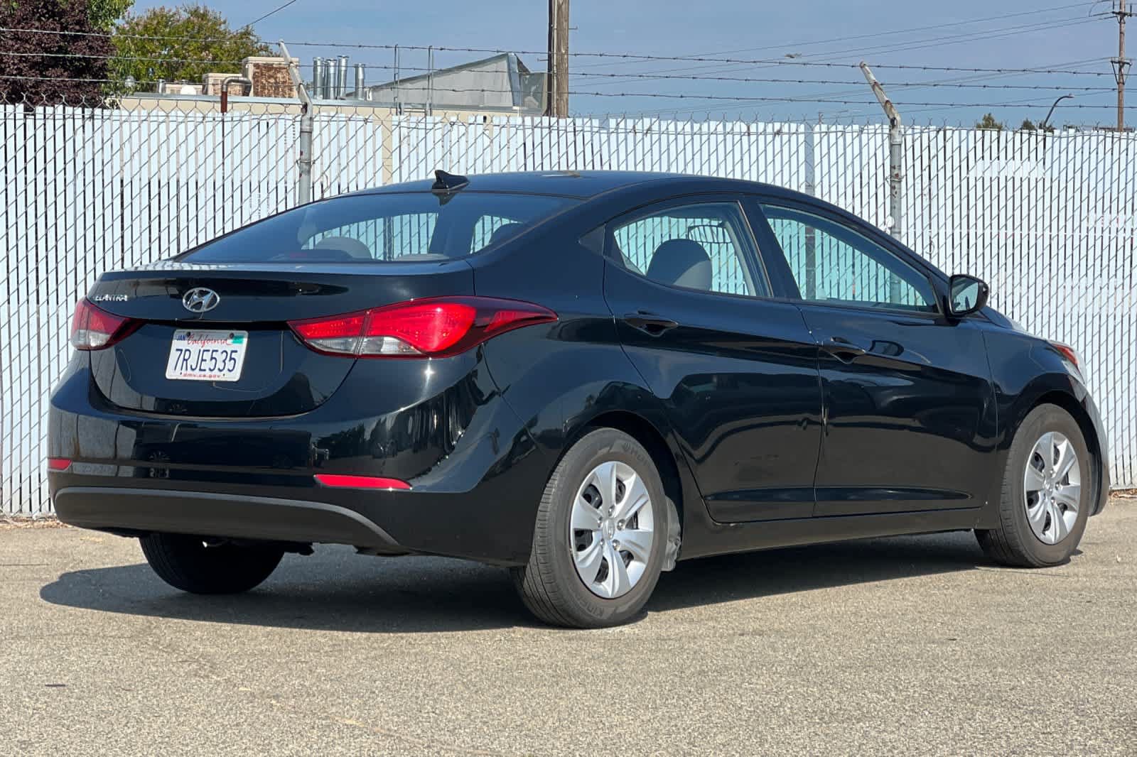 Used 2016 Hyundai Elantra SE FWD image 3