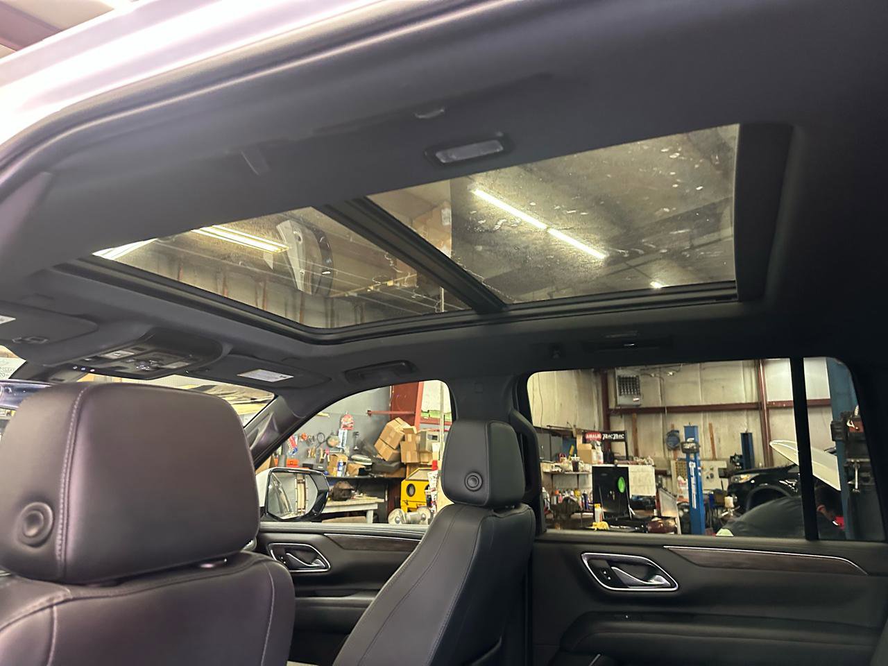 Used 2021 Chevrolet Suburban Z71 w/ Luxury Package AWD/4WD image 15