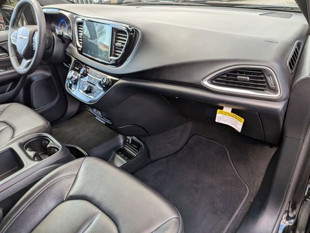Used 2025 Chrysler Pacifica Select image 44