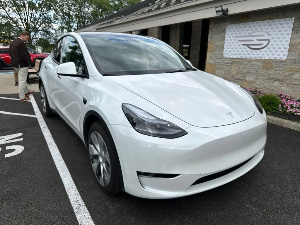 Used 2023 Tesla Model Y AWD image 3