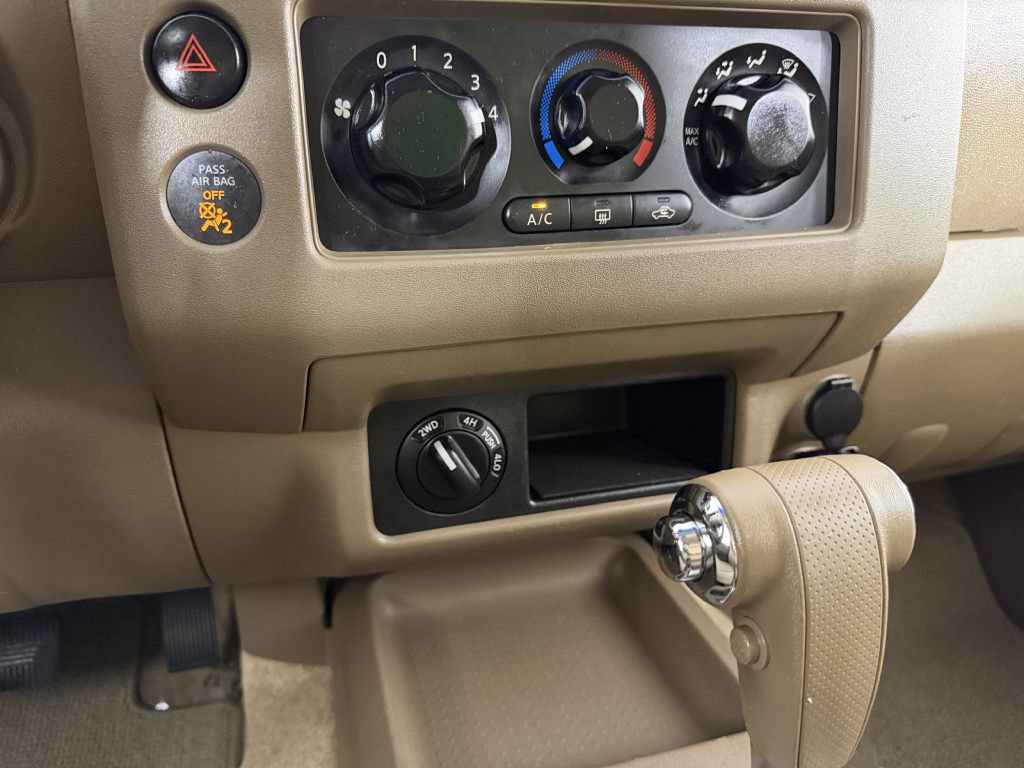 Used 2005 Nissan Frontier SE AWD/4WD image 27