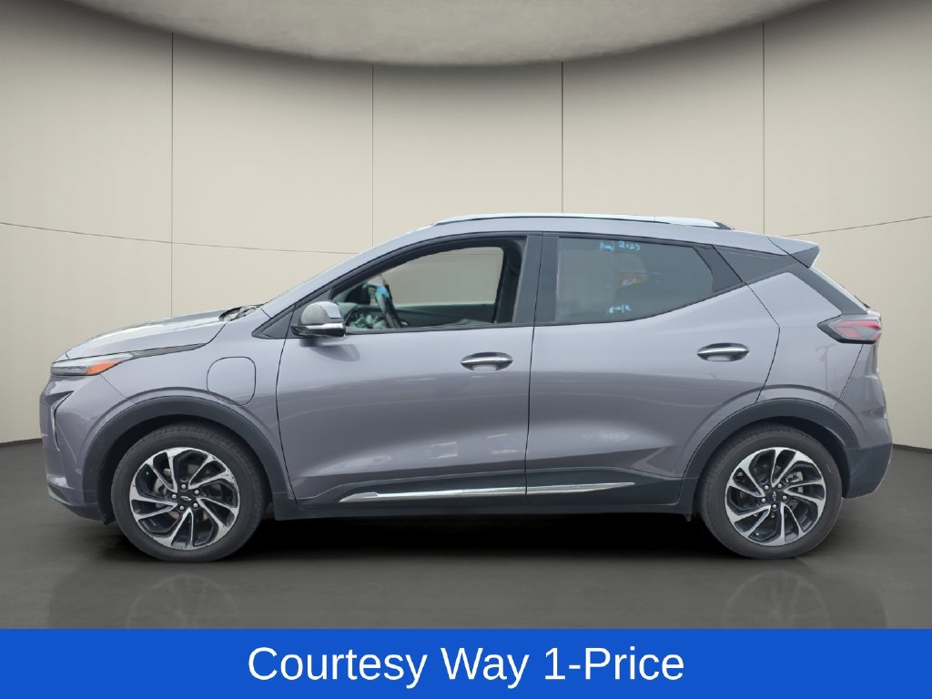 Used 2023 Chevrolet Bolt EUV Premier w/ Sun & Sound Package FWD image 5