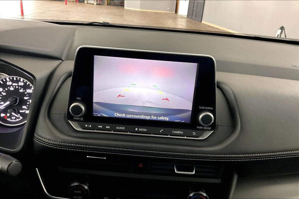 Used 2025 Nissan Rogue SV image 14