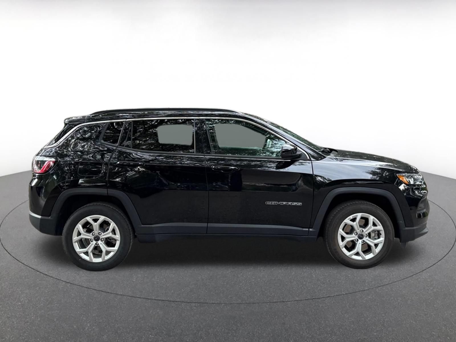 Used 2025 Jeep Compass Latitude AWD/4WD image 8
