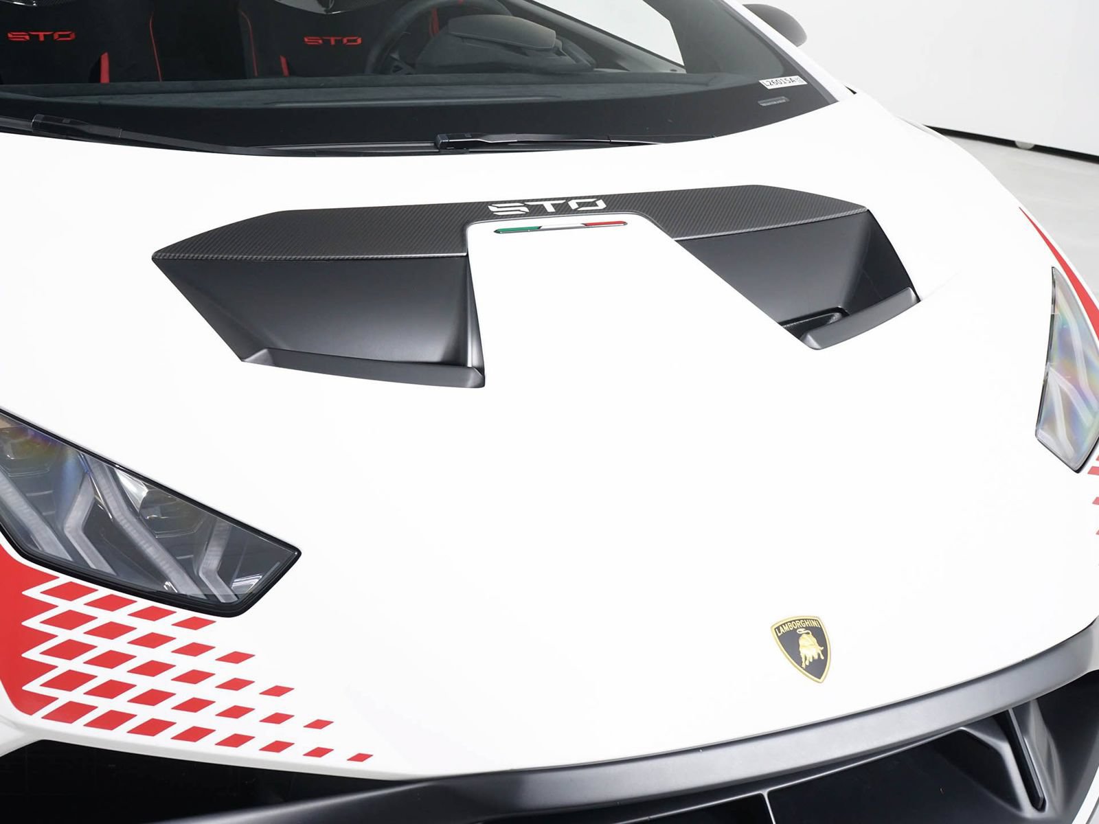 Used 2022 Lamborghini Huracan STO RWD image 17