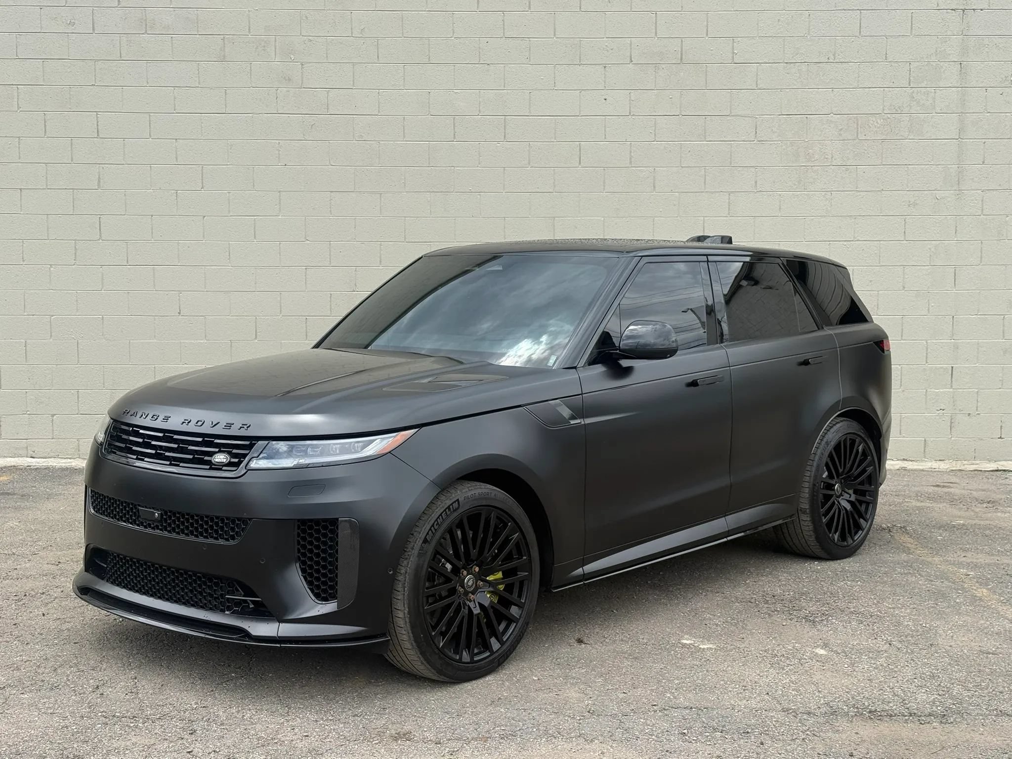 Used 2024 Land Rover Range Rover Sport AWD/4WD image 2