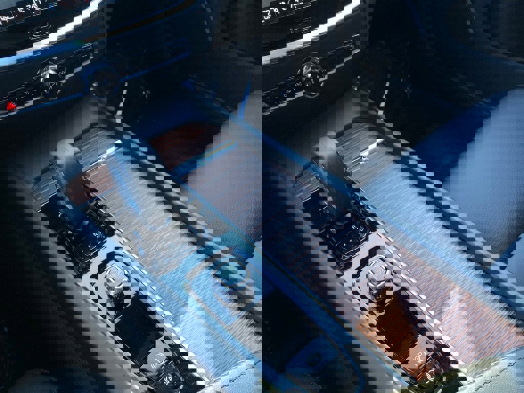 Used 2025 Volvo V60 B5 Cross Country Plus image 31