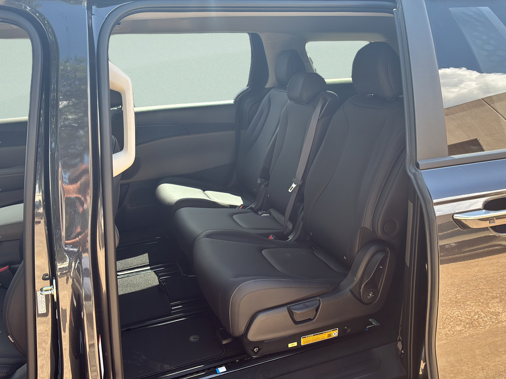 New 2026 Kia Carnival FWD image 24