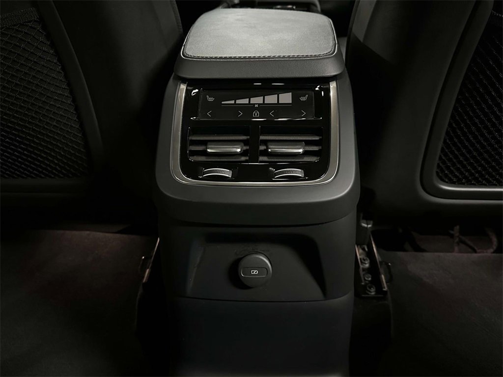Used 2024 Volvo XC90 T8 Plus image 17