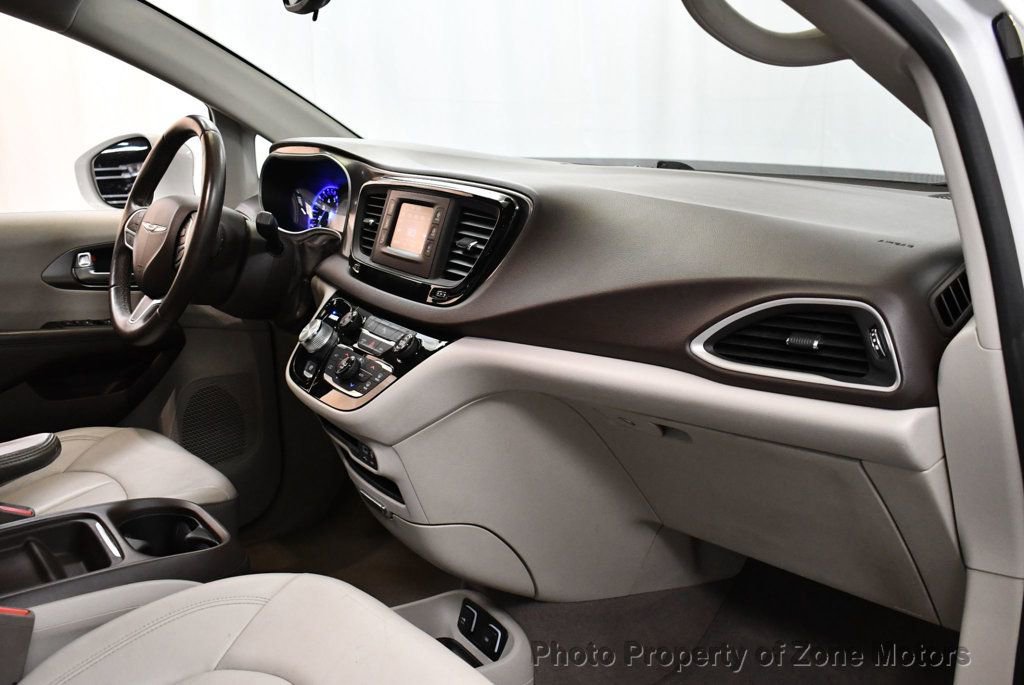 Used 2017 Chrysler Pacifica Touring-L image 11