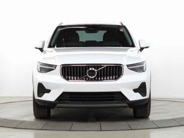 Certified 2025 Volvo XC40 B5 Core image 2