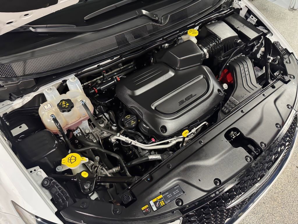 Used 2024 Chrysler Pacifica Touring-L image 31