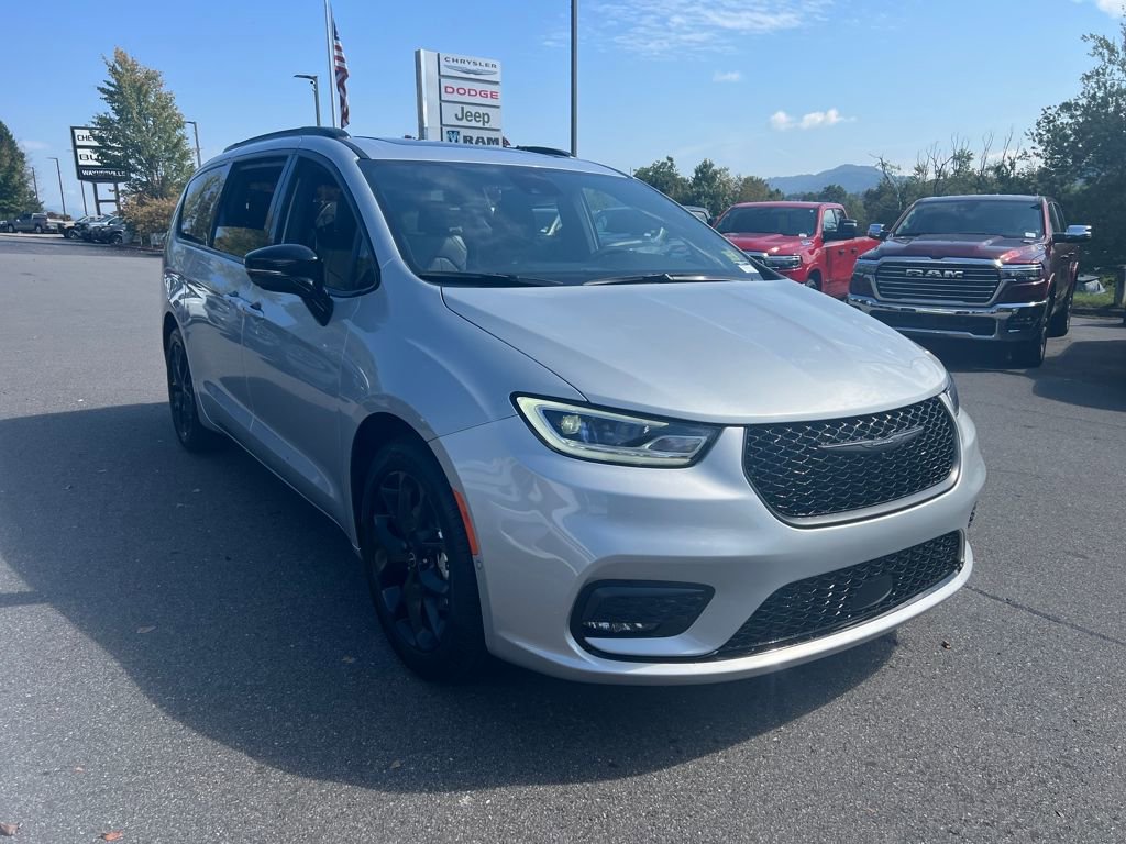 New 2026 Chrysler Pacifica Limited image 1