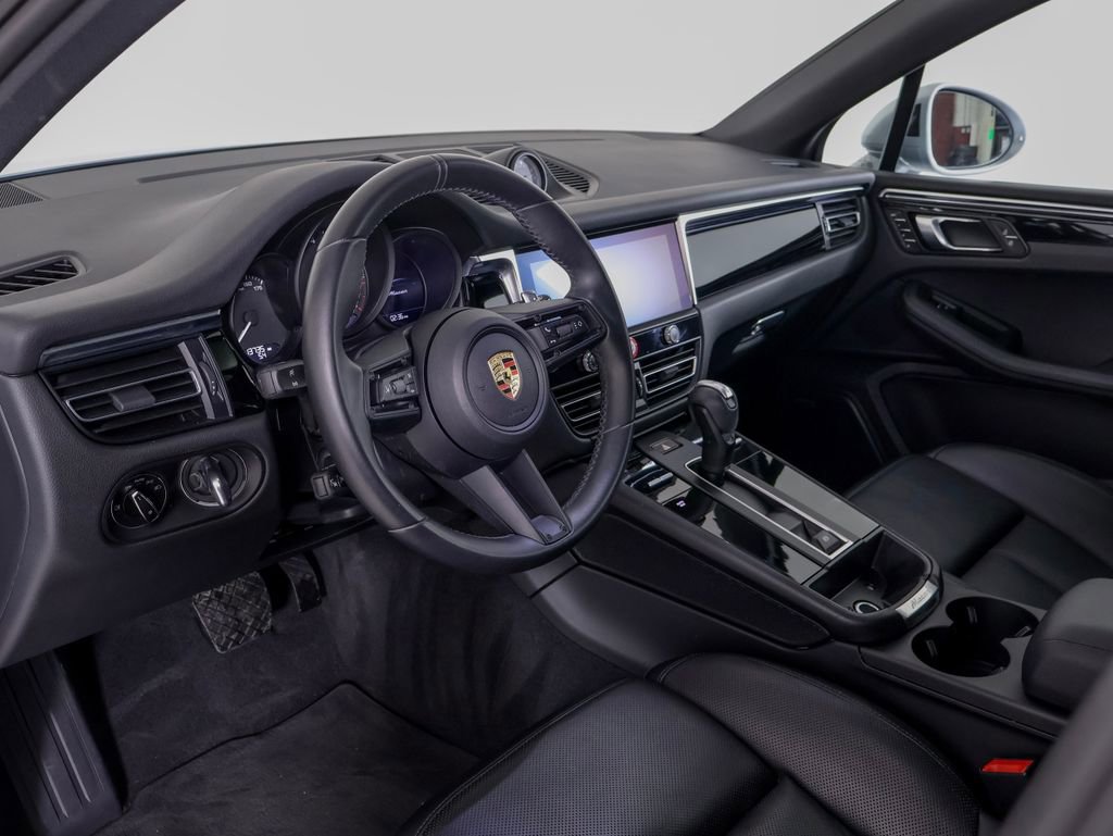 Certified 2024 Porsche Macan w/ Premium Plus Package image 4