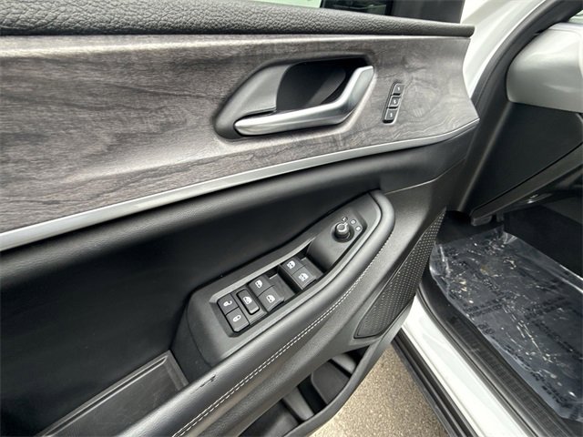 Used 2024 Jeep Grand Cherokee Limited w/ Black Appearance Package image 13