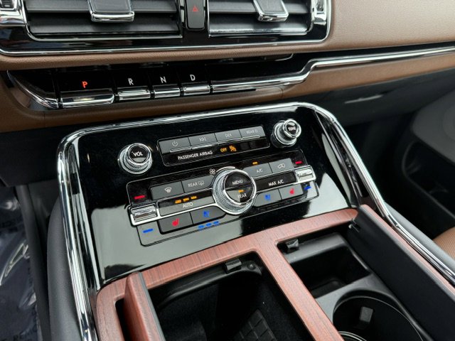 Used 2023 Lincoln Navigator Reserve AWD/4WD image 16