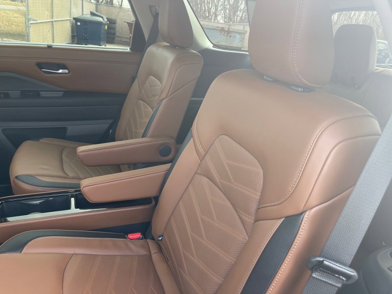 Used 2025 Nissan Pathfinder Platinum image 18