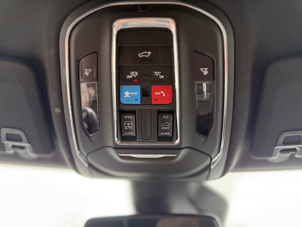 Used 2024 Jeep Grand Cherokee Altitude image 25