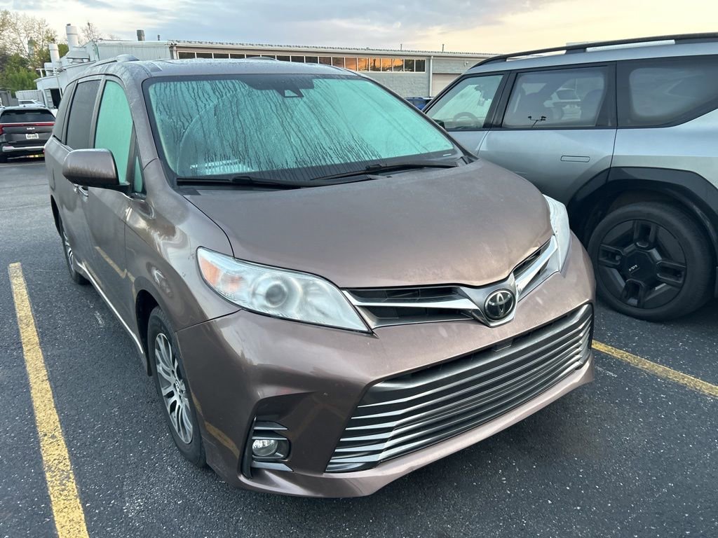 Used 2019 Toyota Sienna XLE w/ XLE Navigation Package FWD image 3