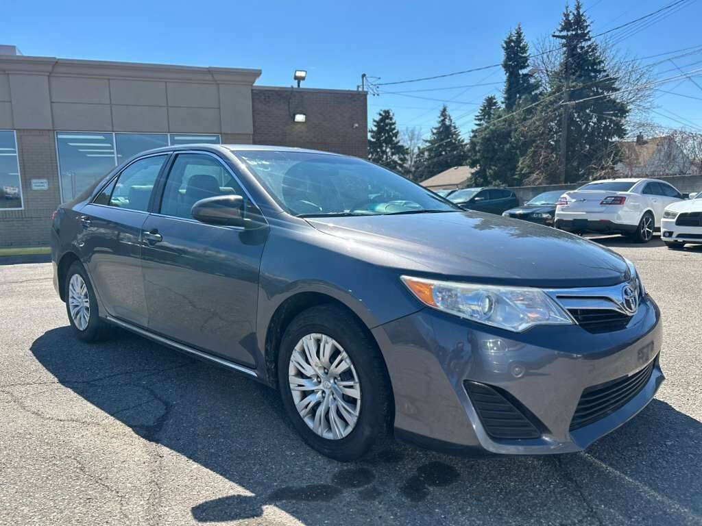 Used 2014 Toyota Camry LE image 3