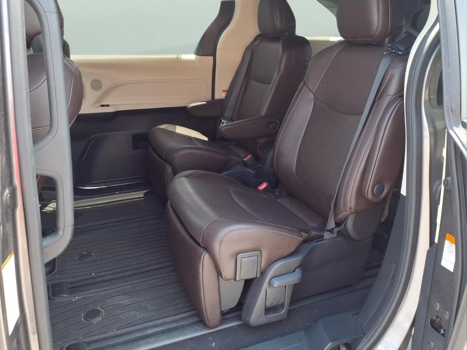 Used 2022 Toyota Sienna Platinum FWD image 18