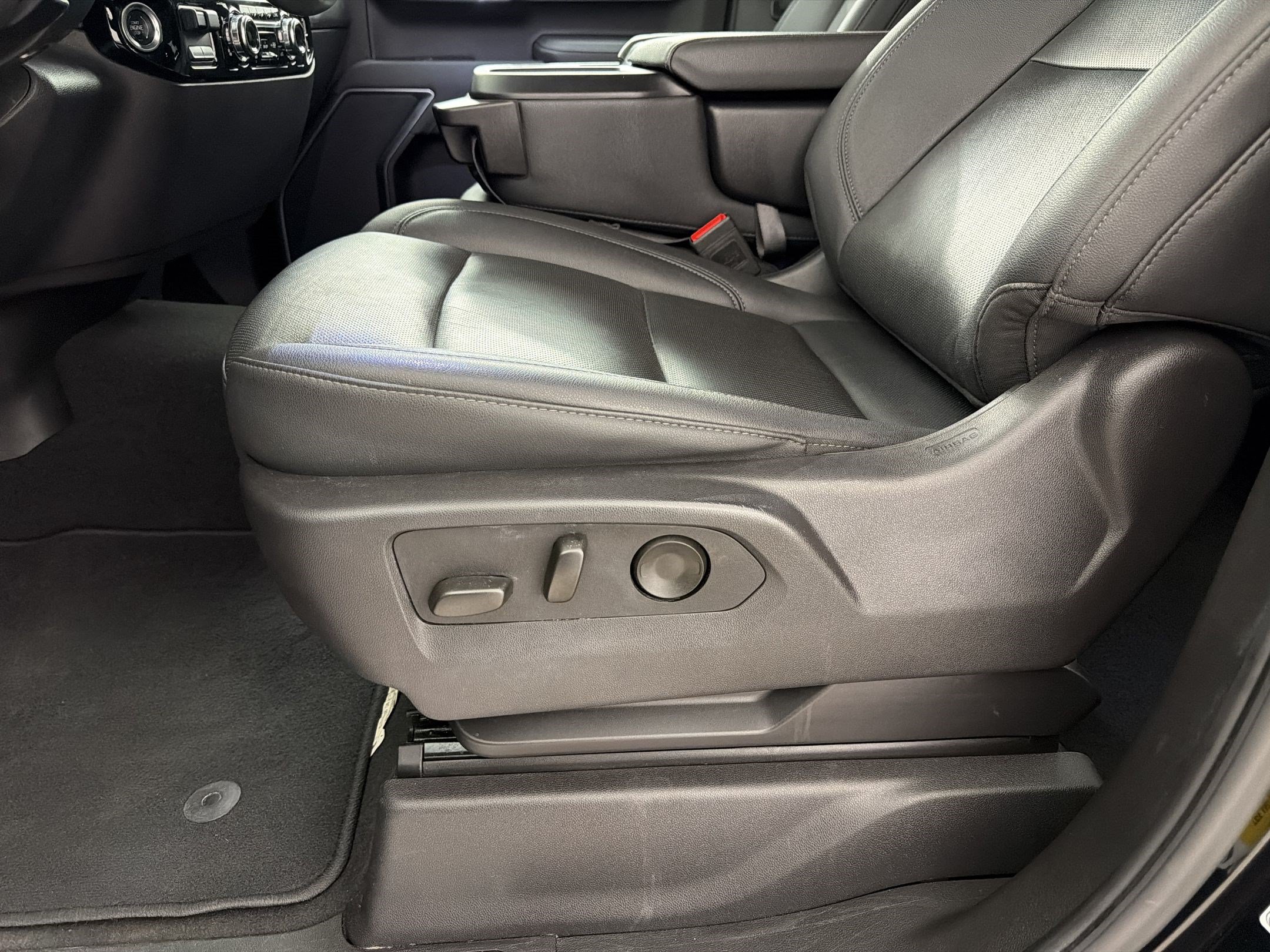 Used 2025 GMC Sierra 1500 SLT AWD/4WD image 14