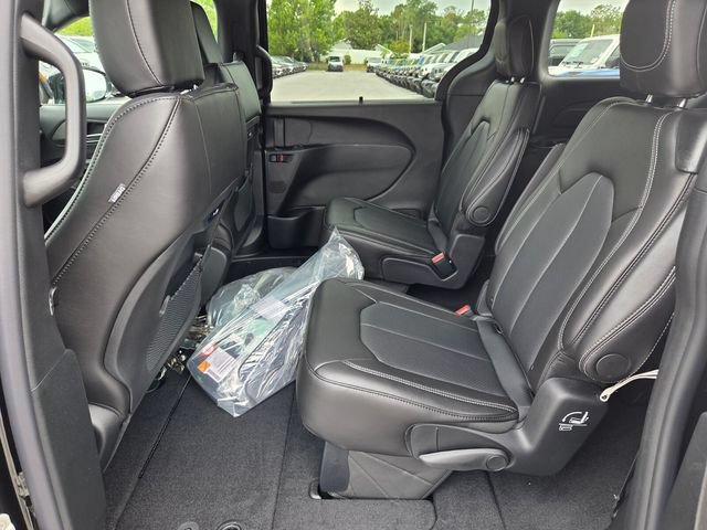 New 2027 Chrysler Pacifica Select FWD image 5