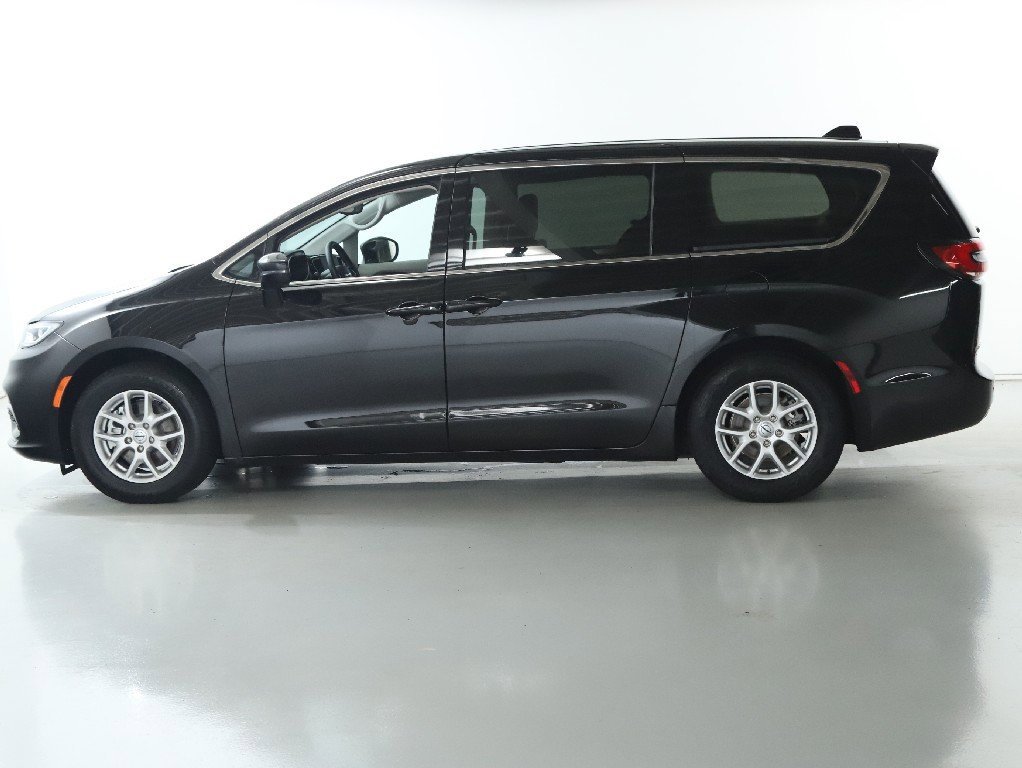 Used 2024 Chrysler Pacifica Touring-L image 38